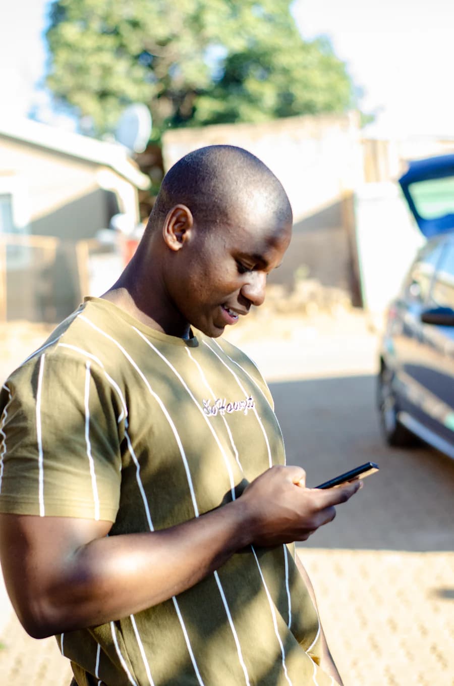 Un chauffeur consulte son téléphone