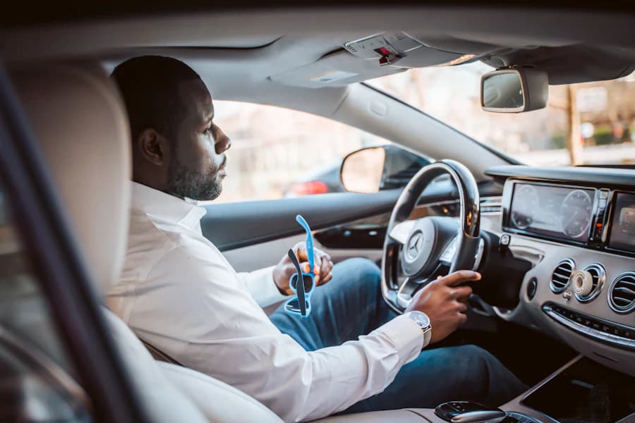 Un propriétaire au volant consulte son téléphone